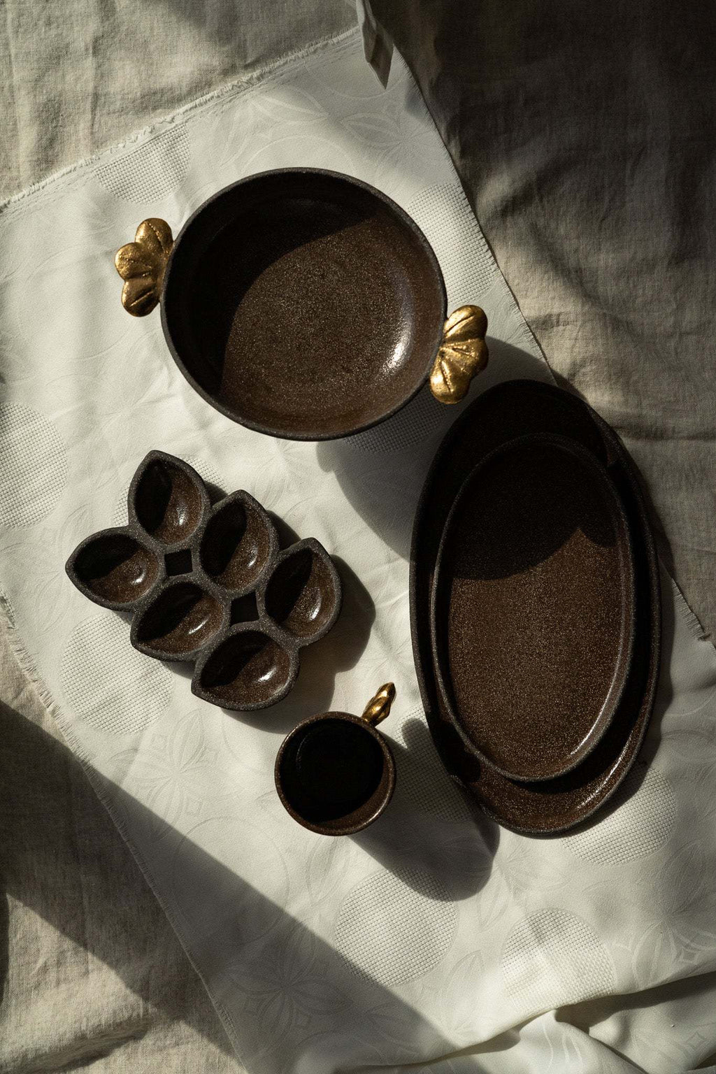 Stoneware Pedestal Fruit Bowl "Pumpernickel" with Gold Leaves